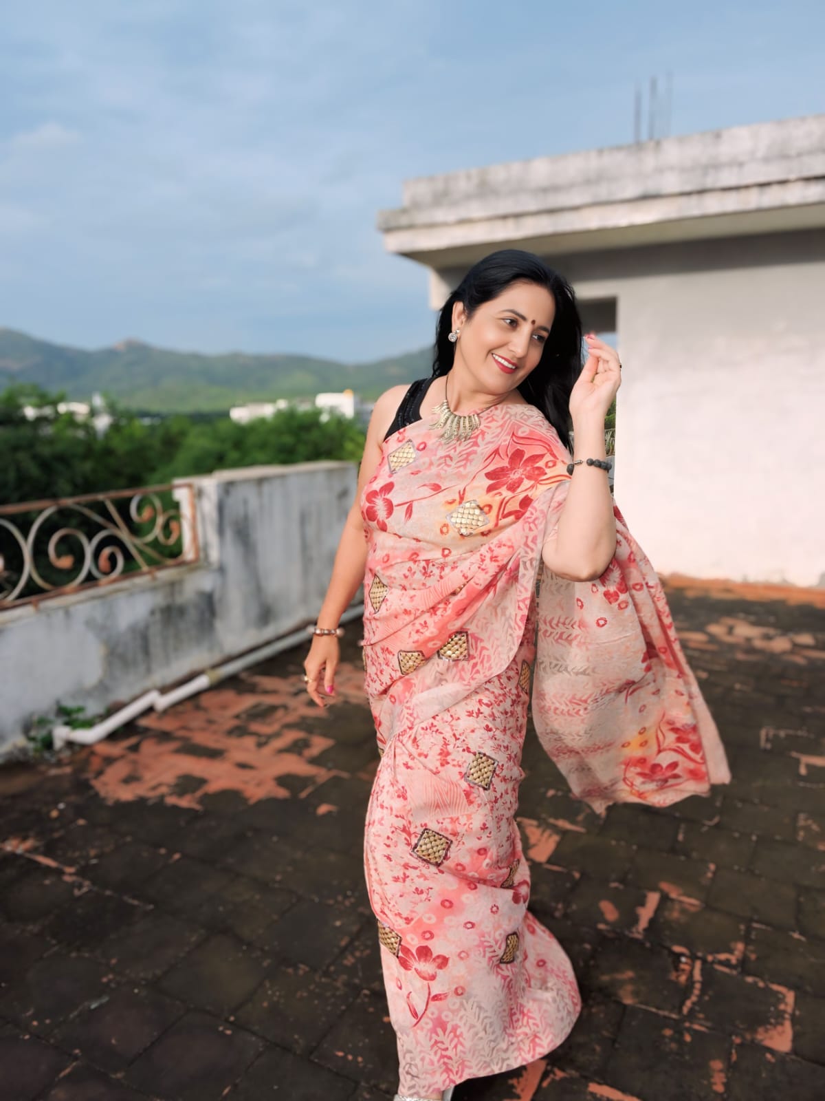 सपनों की उड़ान – प्रेरणादायक हिंदी कविता के लिए रंगीन पतंग और खुला आसमान