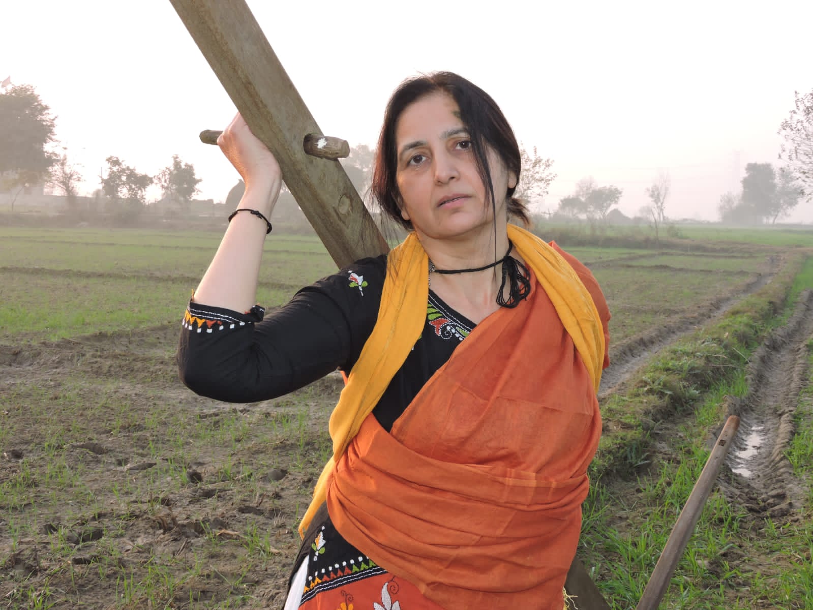 गाँव की युवती खेत में काम करती हुई