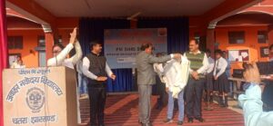 डॉ. एस. डी. लोखंडे JNV Chatra में कर्मचारी को सम्मानित करते हुए