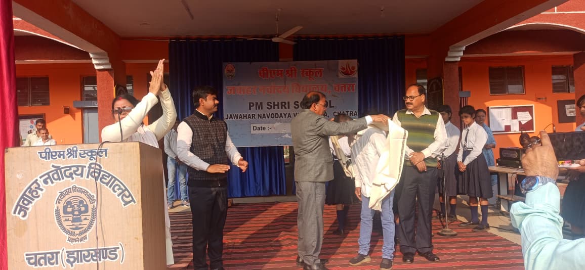 डॉ. एस. डी. लोखंडे JNV Chatra में कर्मचारी को सम्मानित करते हुए