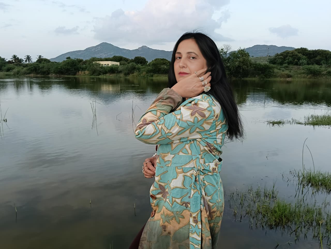 दिल को छू लेने वाली बेहतरीन हिंदी शायरी 2026