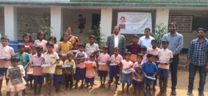 डॉ सुरेन्द्र लोखंडे ग्रामीण छात्रों को स्टेशनरी सामग्री वितरित करते हुए