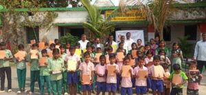 डॉ सुरेन्द्र लोखंडे ग्रामीण छात्रों को स्टेशनरी सामग्री वितरित करते हुए