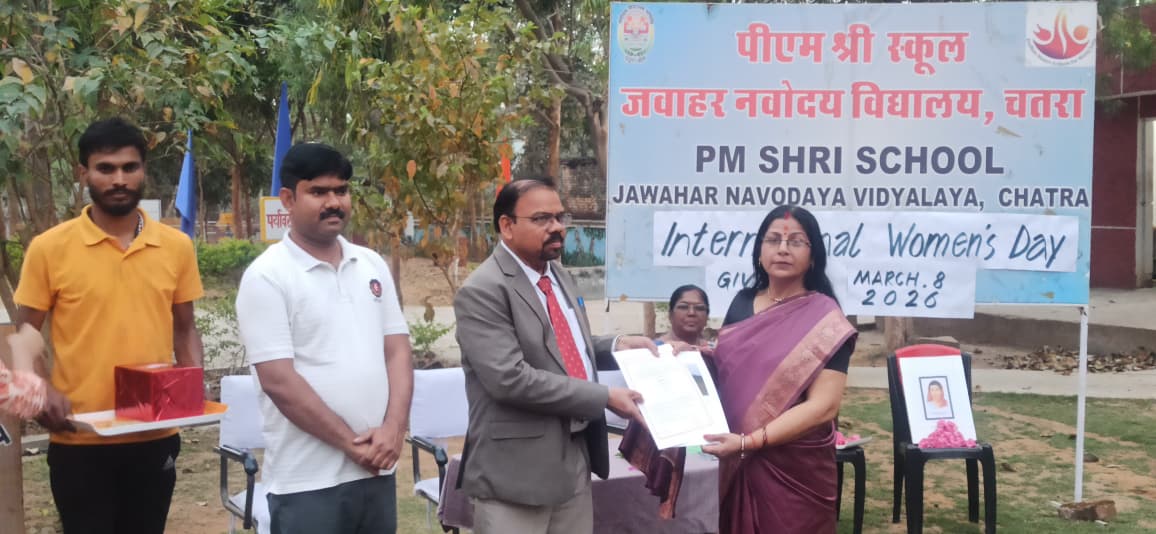 JNV चतरा झारखंड में अंतरराष्ट्रीय महिला दिवस 2026 पर महिला स्टाफ का सम्मान