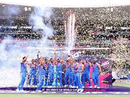 टी20 फाइनल मैच जीतने के बाद ट्रॉफी के साथ जश्न मनाती भारतीय क्रिकेट टीम