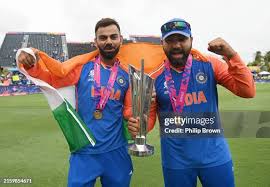 टी20 फाइनल मैच जीतने के बाद ट्रॉफी के साथ जश्न मनाती भारतीय क्रिकेट टीम