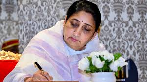 सुनेत्रा पवार NCP की राष्ट्रीय अध्यक्ष नियुक्त होने के बाद संबोधित करती हुईं