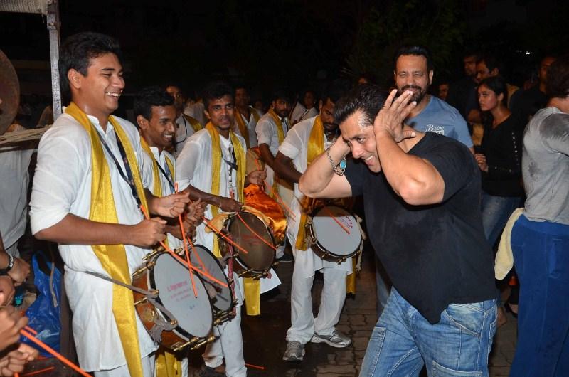 Salman Khan और Varun Sharma Ganpati Visarjan के दौरान