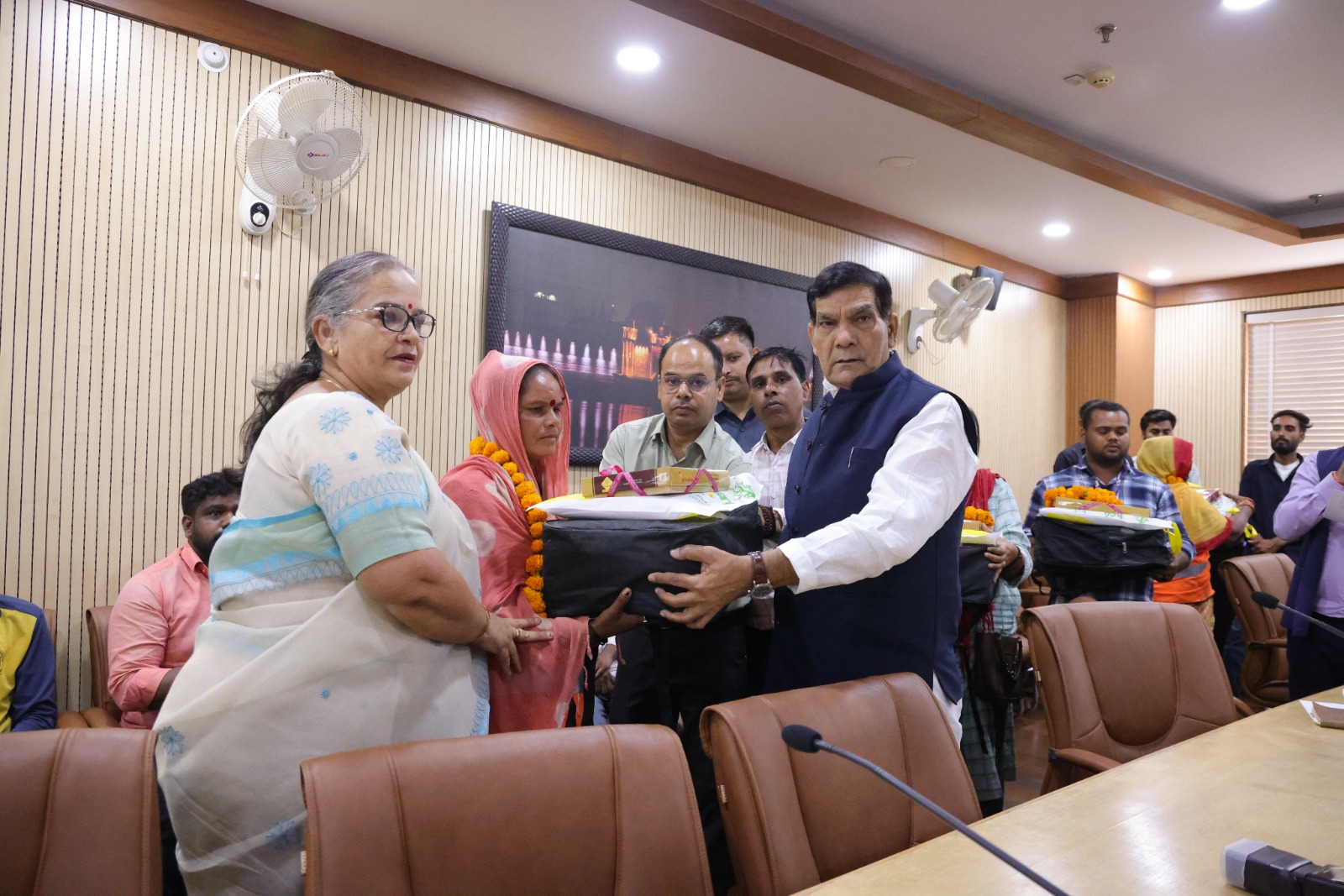 महर्षि वाल्मीकि जयंती पर ए.के. शर्मा सफाई मित्रों को PPE किट वितरित करते हुए